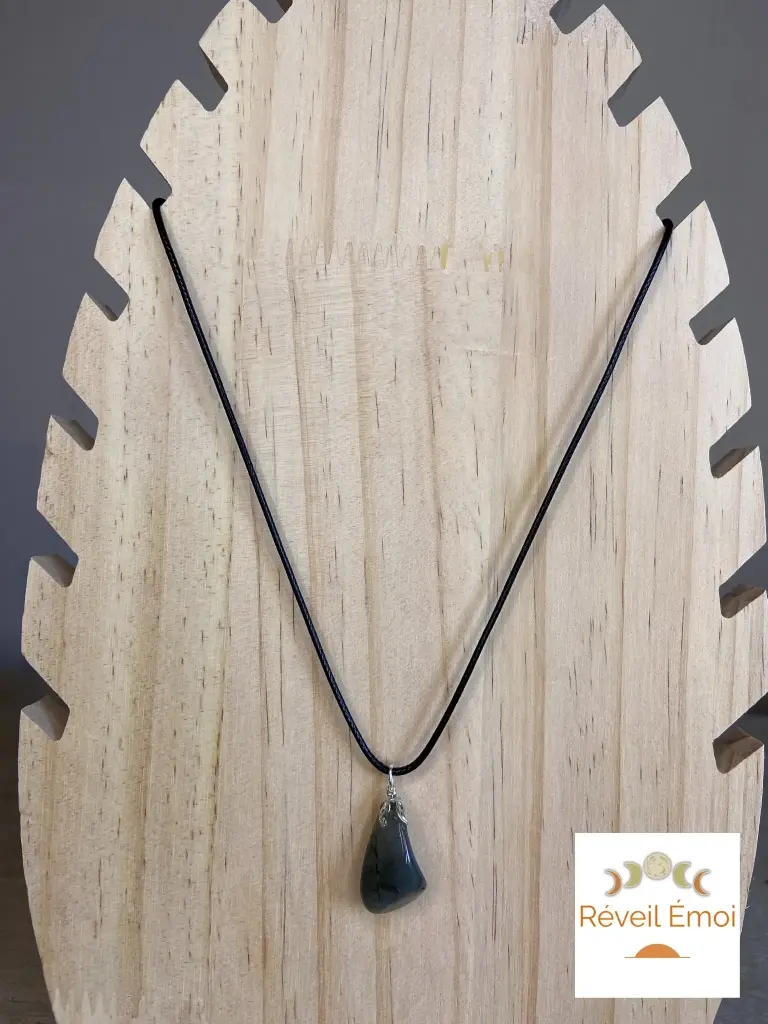 Pendentif gemme Labradorite cordon ciré