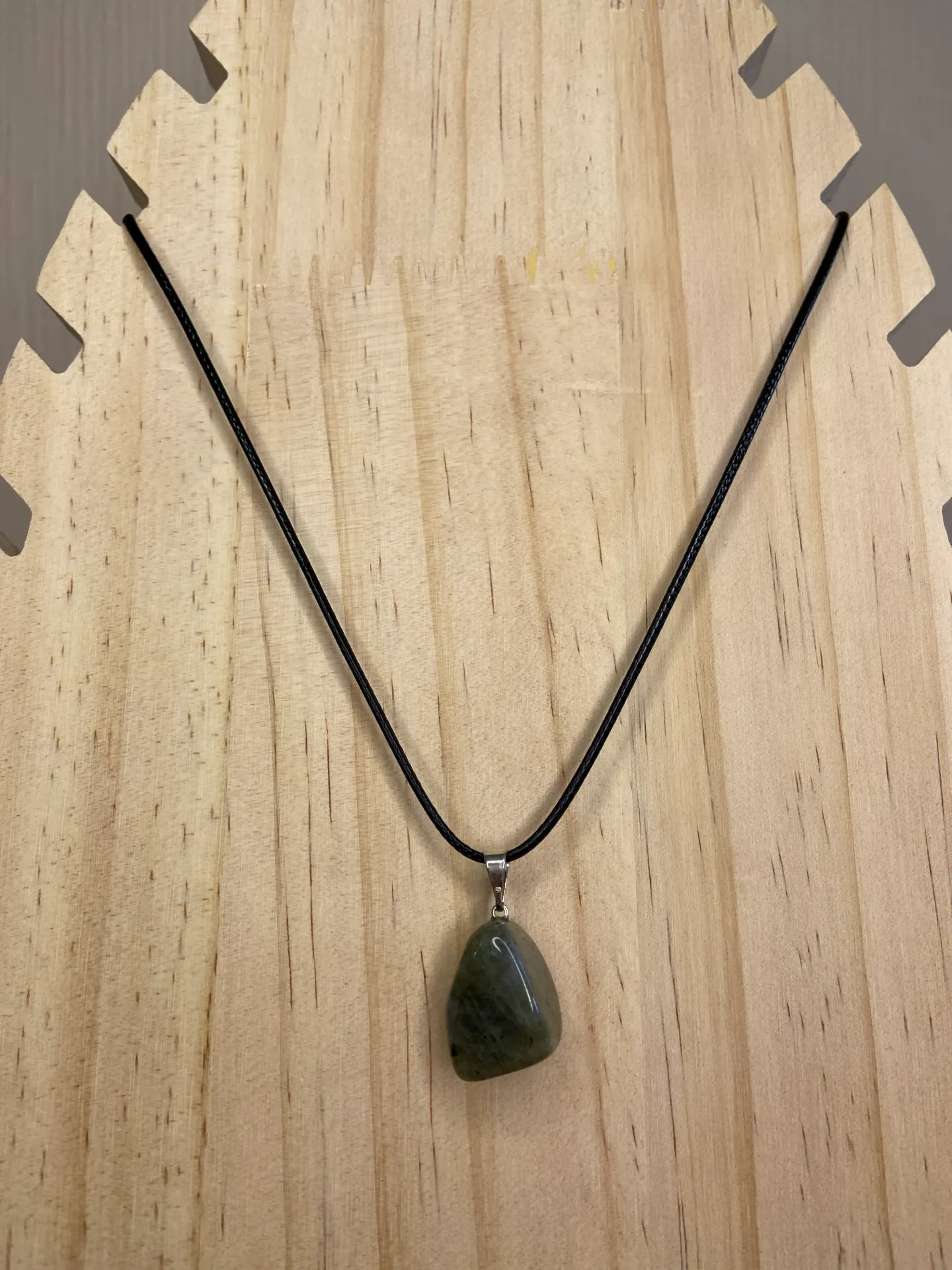 [PEN-LAB-CORD] Pendentif gemme labradorite sur cordon ciré